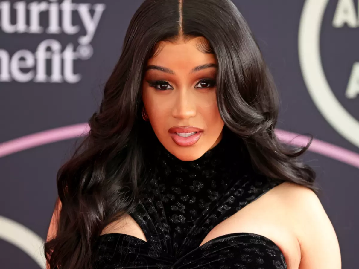 Cardi B Declara Apoio a Kamala Harris: “Sem Segunda Chance para Trump!” 🎤✊