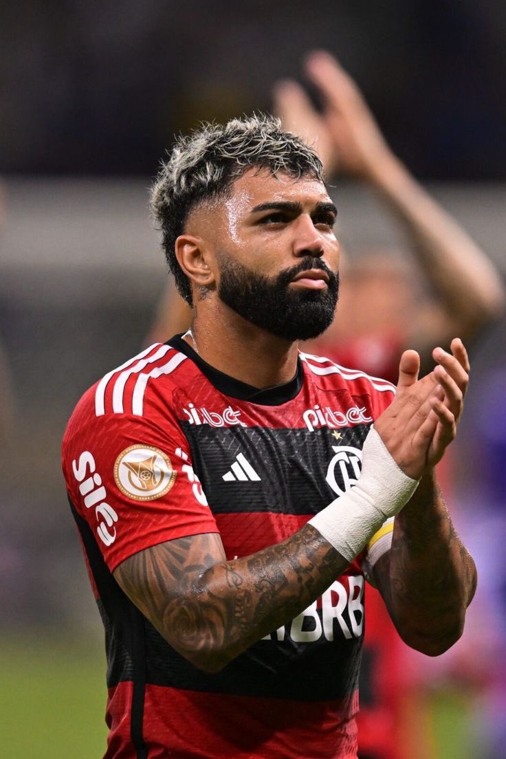 Gabigol vai ao Maracanã para apoiar o Flamengo usando uniforme com o icônico número 10