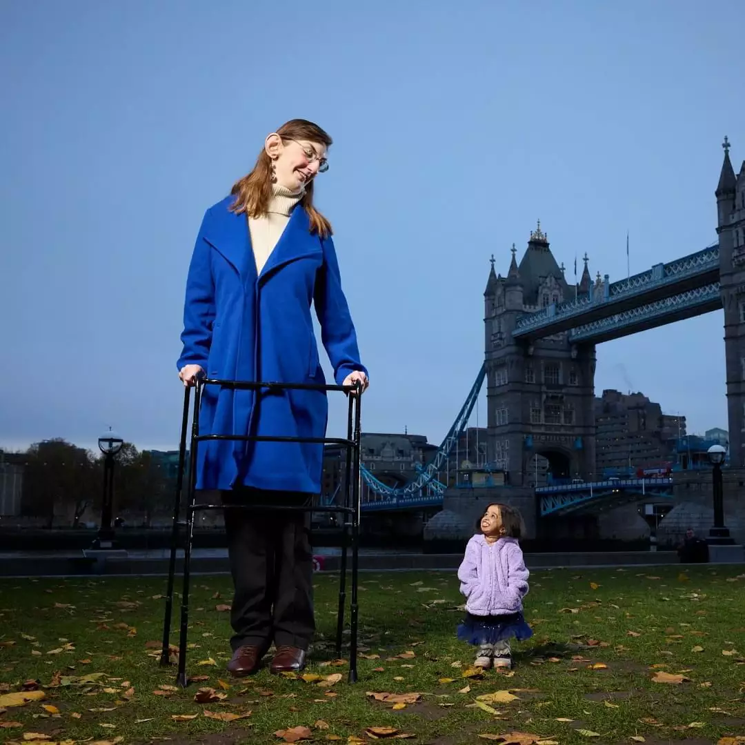 Mulheres mais alta e mais baixa do mundo se encontram pela primeira vez no Reino Unido