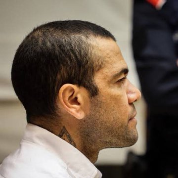 Condenado por estupro, Daniel Alves está frequentando cultos evangélicos em Barcelona, na Espanha.