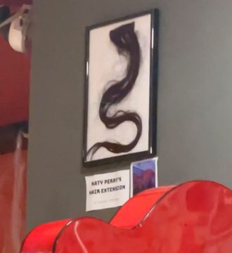 Fã puxa extensão de cabelo de Katy Perry na Espanha e coloca em moldura