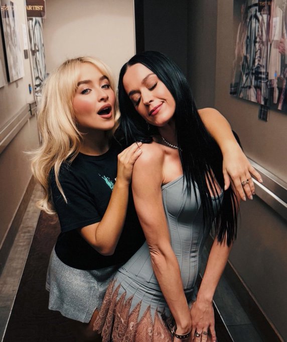 Katy Perry e Sabrina Carpenter Deslumbram em Nova Foto