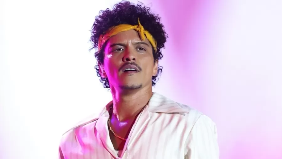 Bruno Mars faz a festa em Belo Horizonte e é pura simpatia no bar!