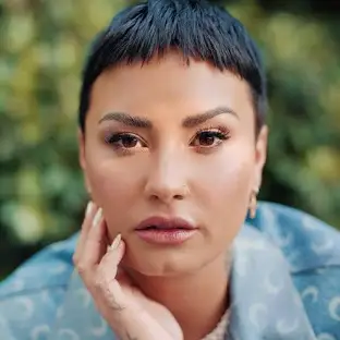 Demi Lovato é pioneira e já vai às urnas: “Votar é um direito!”