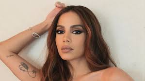 Anitta grava vídeo de mototáxi no Rio ao som de seu hit com The Weeknd