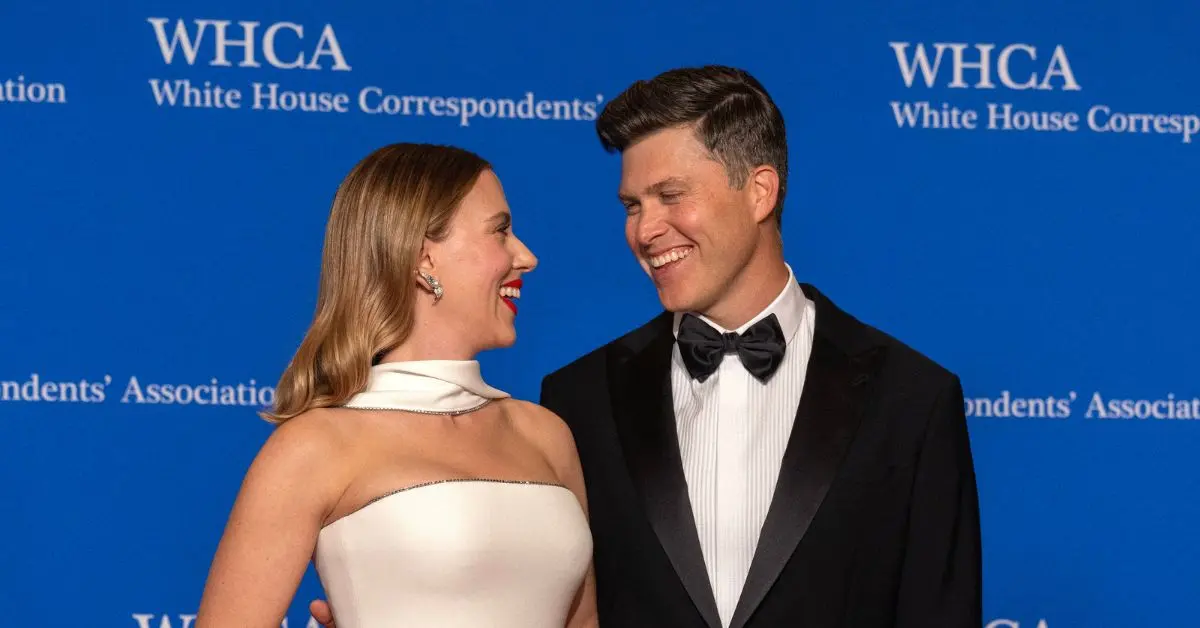 Scarlett Johansson Revela o Lado Travesso de Colin Jost: “Ele Mantém Tudo Interessante”