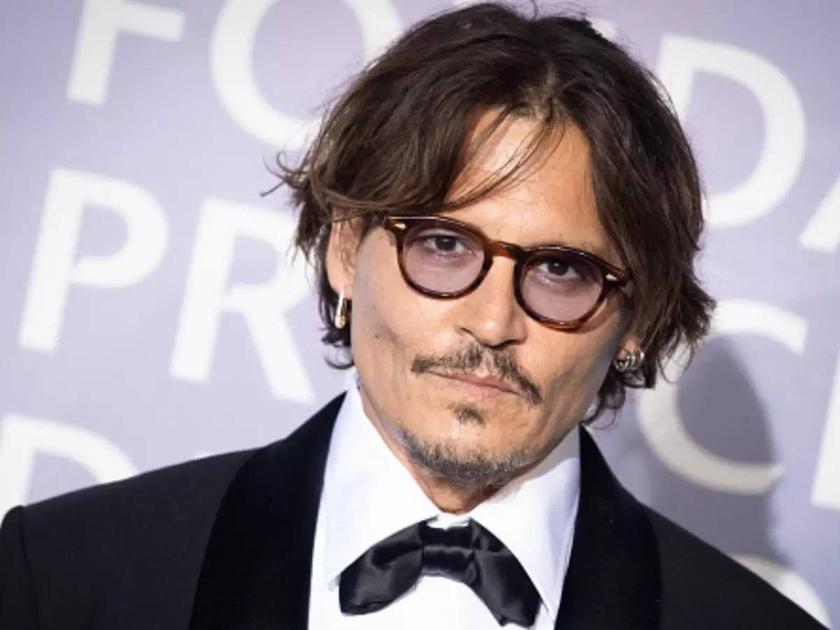 Johnny Depp alerta fãs sobre golpistas que se passam por ele! 🚨🛑